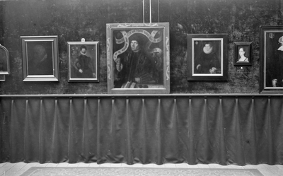 830827 Afbeelding van enkele schilderijen in de Tentoonstellingszaal van de Vereniging Voor de Kunst (Nobelstraat 12) ...